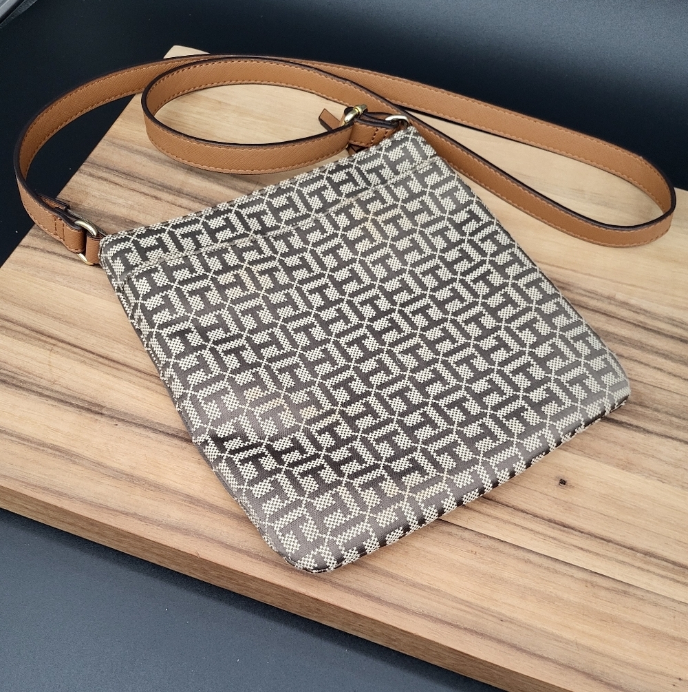 Tommy Hilfiger Signature Logo Brown & Tan Crossbody w/Adjustable Strap, Like New - Picture 3 of 10